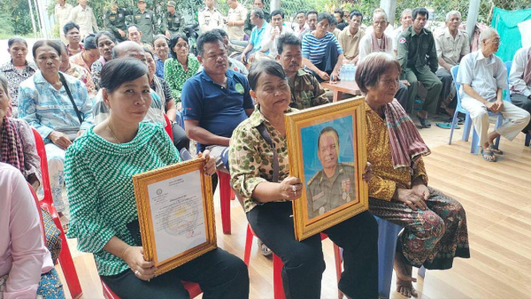 លោកឧត្តមសេនីយ៍ទោ ហេង វុទ្ធី បានចាត់ក្រុមការងារ និងសមាជិកសមាជិកាពាក់ព័ន្ធ នាំយកថវិកាបេឡាមរណ:សង្គ្រោះចំនួន ១៦លានរៀន ប្រគល់ជូនគ្រួសារសពអតីតយុទ្ធជនចំនួន ០៤គ្រួសារ - Image 6