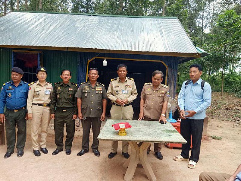 លោកឧត្តមសេនីយ៍ទោ ហេង វុទ្ធី បានចាត់ក្រុមការងារ និងសមាជិកសមាជិកាពាក់ព័ន្ធ នាំយកថវិកាបេឡាមរណ:សង្គ្រោះចំនួន ១៦លានរៀន ប្រគល់ជូនគ្រួសារសពអតីតយុទ្ធជនចំនួន ០៤គ្រួសារ - Image 7