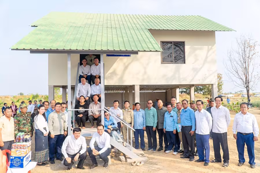 ឯកឧត្តម ឌិត ទីណា អញ្ជើញប្រគល់ផ្ទះជូនអតីតយុទ្ធជនចំនួន ៣៧ខ្នង នៅខេត្តបន្ទាយមានជ័យ - Image 6