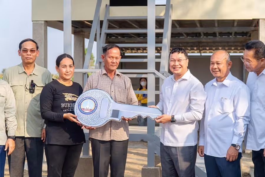 ឯកឧត្តម ឌិត ទីណា អញ្ជើញប្រគល់ផ្ទះជូនអតីតយុទ្ធជនចំនួន ៣៧ខ្នង នៅខេត្តបន្ទាយមានជ័យ - Image 4