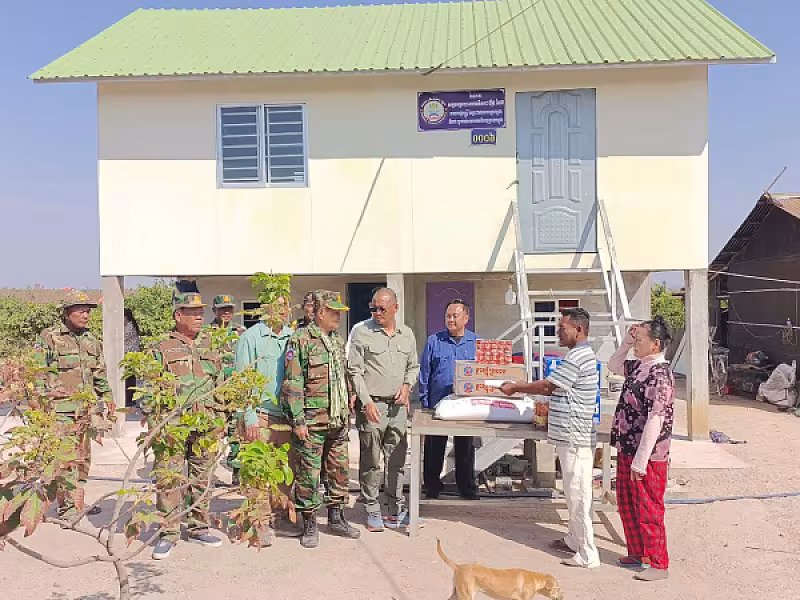 ឯកឧត្តម ស៊ុន សុវណ្ណារិទ្ធិ ប្រធាន អ.ន.ក.ខេត្តកំពង់ឆ្នាំង នាំយកអំណោយជូនគ្រួសារវីរៈកងទ័ពពលី និងអតីតយុទ្ធជន - Image 5
