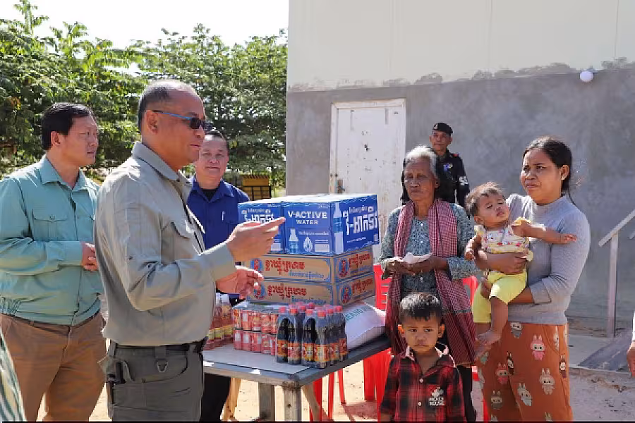 ឯកឧត្តម ស៊ុន សុវណ្ណារិទ្ធិ ប្រធាន អ.ន.ក.ខេត្តកំពង់ឆ្នាំង នាំយកអំណោយជូនគ្រួសារវីរៈកងទ័ពពលី និងអតីតយុទ្ធជន - Image 3