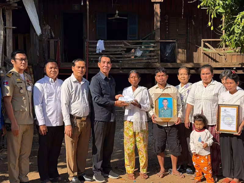 អ.ន.ក. ស្រុកស្ទឹងត្រង់ នាំយកថវិកាបេឡាមរណសង្គ្រោះជូនគ្រួសារសពអតីតយុទ្ធជន - Image 2