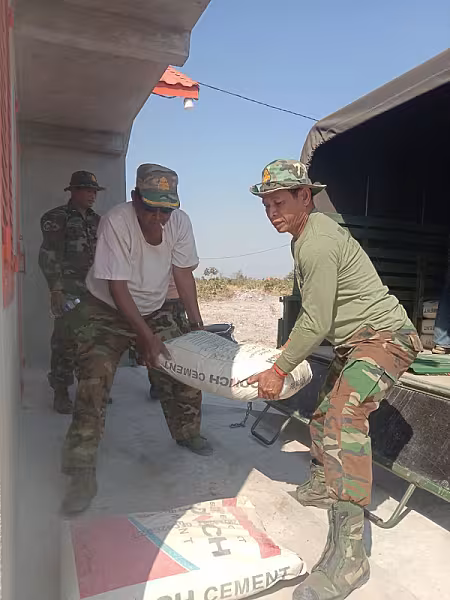 កងកម្លាំងតំបន់ប្រតិបត្តិការសឹករងកំពង់ឆ្នាំង នាំយកអំណោយជូនគ្រួសារសពវីរៈកងទ័ព  - Image 2