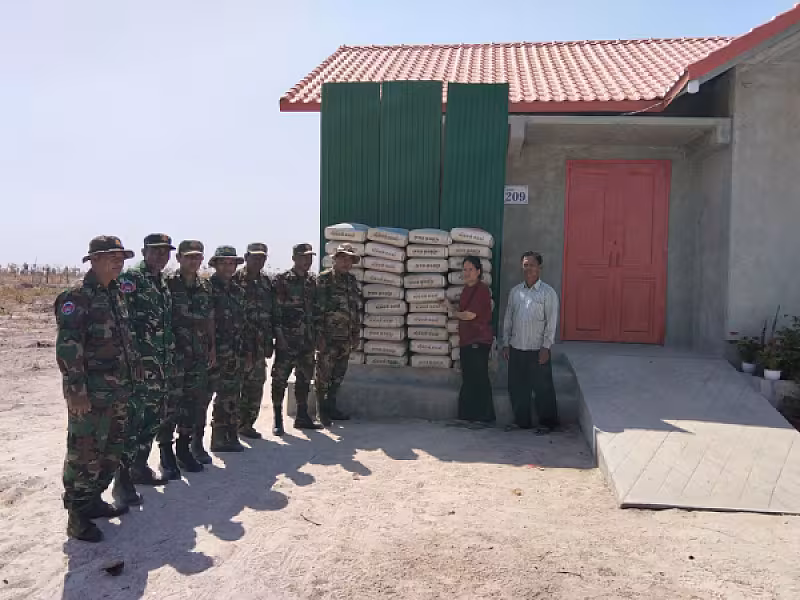 កងកម្លាំងតំបន់ប្រតិបត្តិការសឹករងកំពង់ឆ្នាំង នាំយកអំណោយជូនគ្រួសារសពវីរៈកងទ័ព  - Image 3