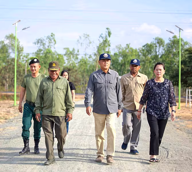 ឯកឧត្តម អ៊ុក ឃ្នួច អញ្ជើញចុះពិនិត្យអគារទីស្នាក់ការ អ.ន.ក. ខេត្តកំពង់ធំ