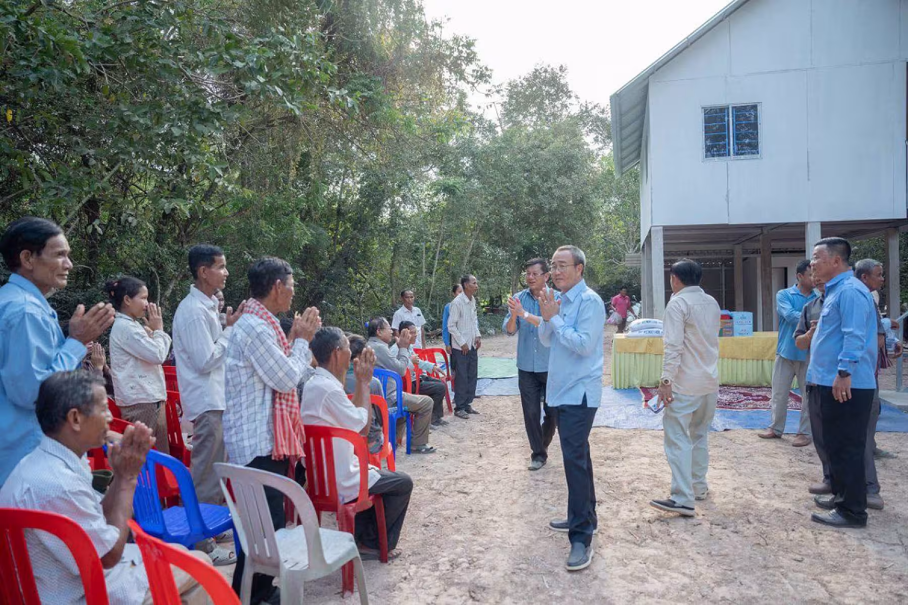 ឯកឧត្តម ហ៊ឺ បាវី និងឯកឧត្តម ស្បោង សារ៉ាត់ អញ្ជើញចុះប្រគល់ផ្ទះ និងអំណោយជូនគ្រួសារកងទ័ពនៅស្រុកព្រះស្តេច