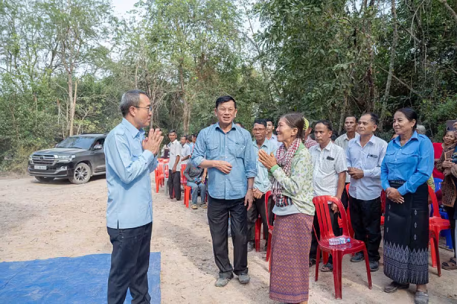 ឯកឧត្តម ហ៊ឺ បាវី និងឯកឧត្តម ស្បោង សារ៉ាត់ អញ្ជើញចុះប្រគល់ផ្ទះ និងអំណោយជូនគ្រួសារកងទ័ពនៅស្រុកព្រះស្តេច - Image 2