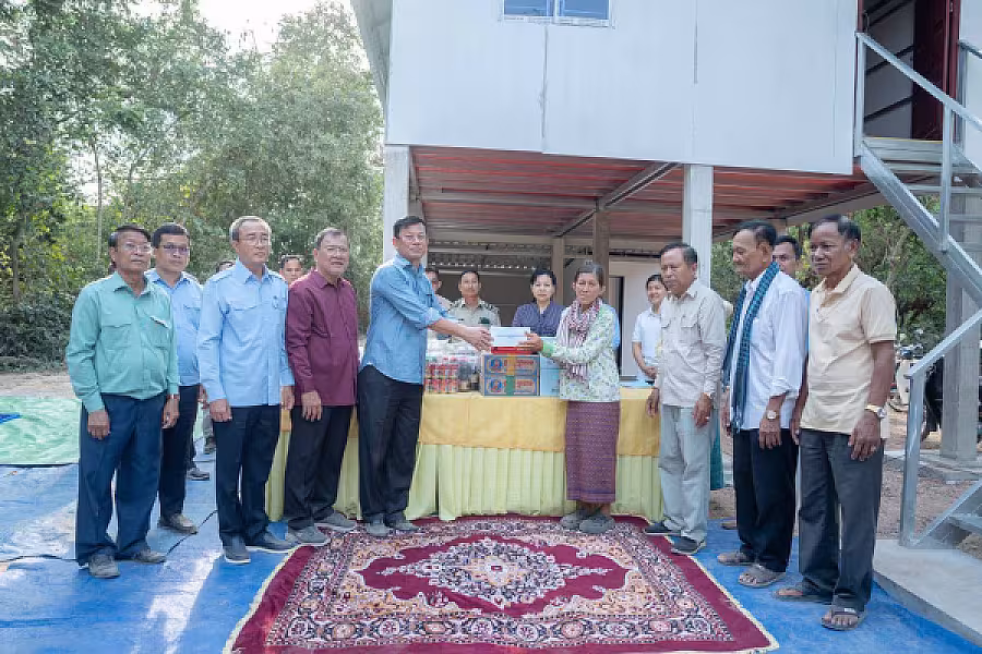 ឯកឧត្តម ហ៊ឺ បាវី និងឯកឧត្តម ស្បោង សារ៉ាត់ អញ្ជើញចុះប្រគល់ផ្ទះ និងអំណោយជូនគ្រួសារកងទ័ពនៅស្រុកព្រះស្តេច - Image 4