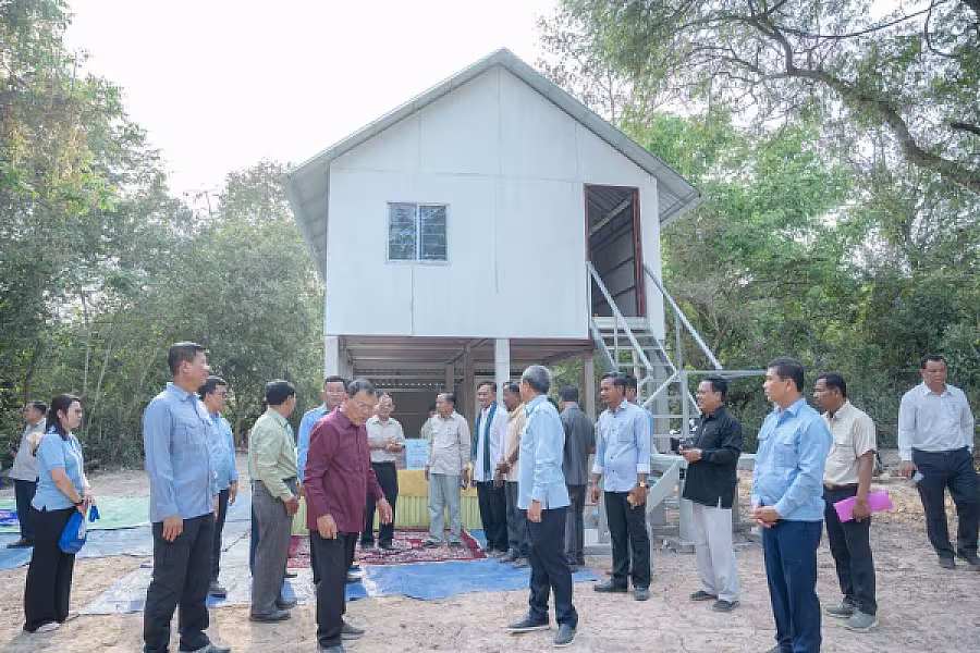 ឯកឧត្តម ហ៊ឺ បាវី និងឯកឧត្តម ស្បោង សារ៉ាត់ អញ្ជើញចុះប្រគល់ផ្ទះ និងអំណោយជូនគ្រួសារកងទ័ពនៅស្រុកព្រះស្តេច - Image 5