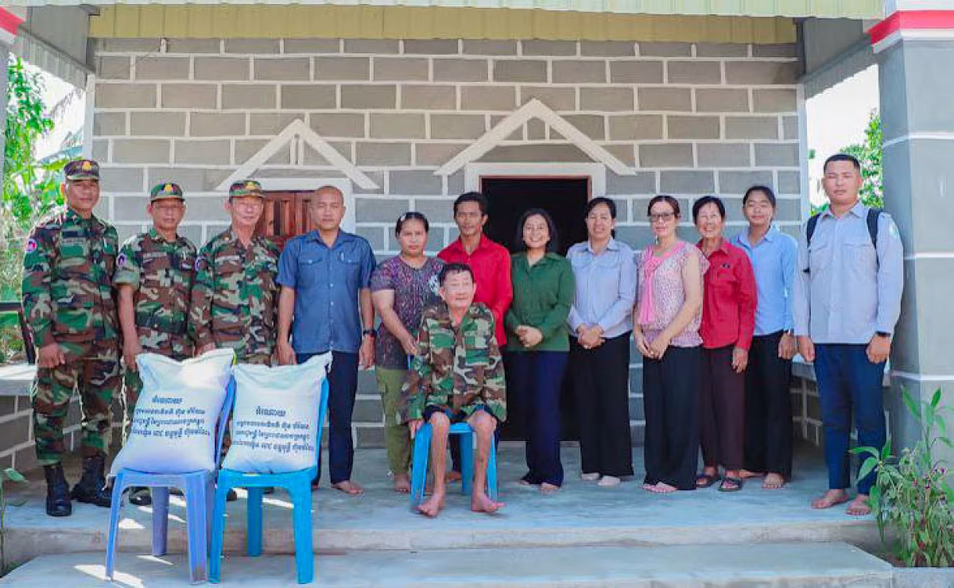 លោកជំទាវ សាយ ចាន់ណាក់ អញ្ជើញប្រគល់ផ្ទះ និងអំណោយជូនគ្រួសារអតីតយុទ្ធជន ខេត្តកែប