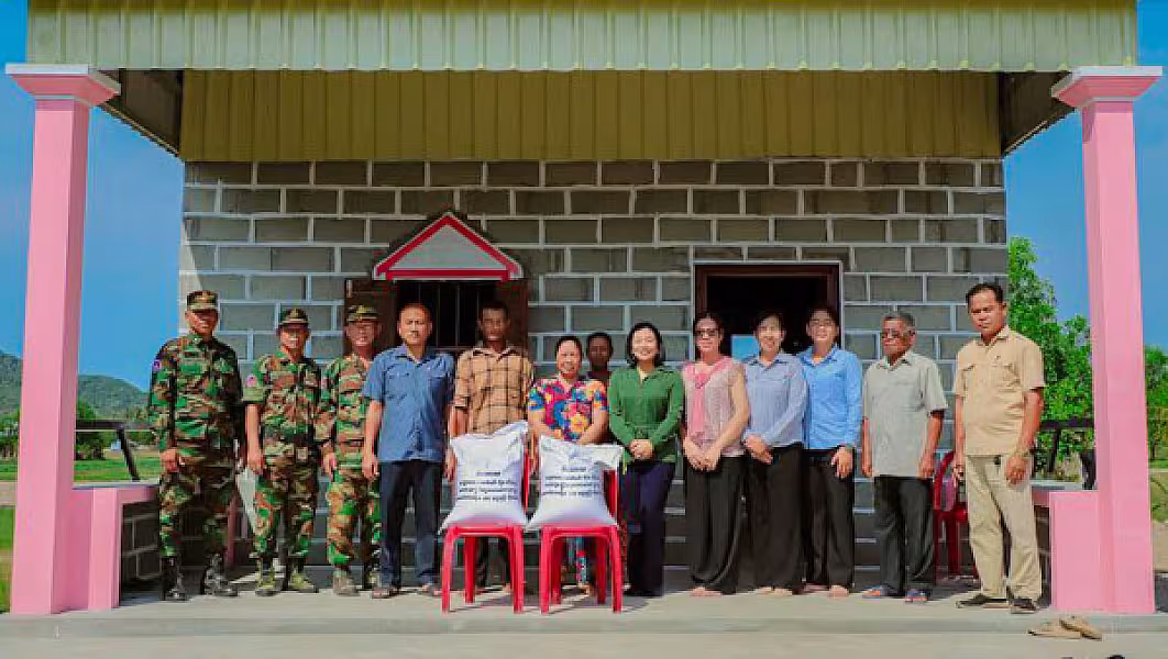 លោកជំទាវ សាយ ចាន់ណាក់ អញ្ជើញប្រគល់ផ្ទះ និងអំណោយជូនគ្រួសារអតីតយុទ្ធជន ខេត្តកែប - Image 2