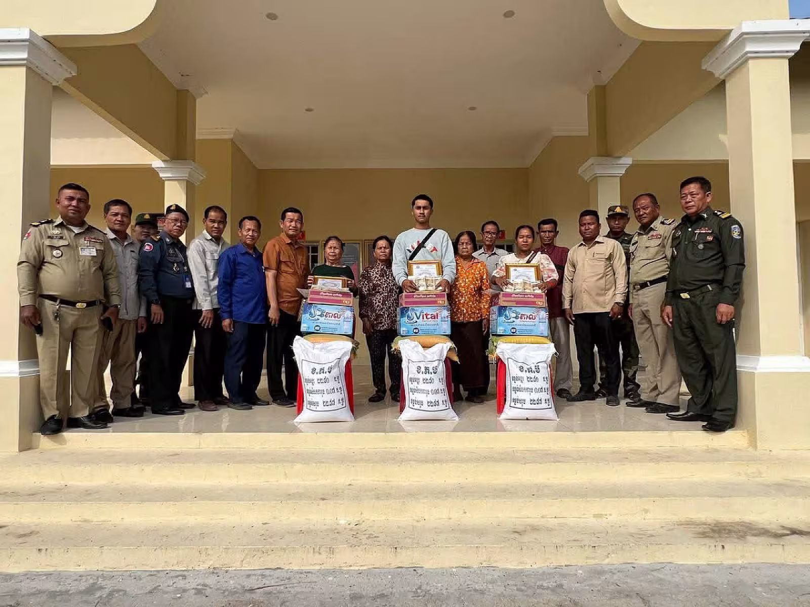 អ.ន.ក. ស្រុកព្រៃកប្បាស នាំយកអំណោយ និងថវិកាបេឡាមរណៈសង្គ្រោះគ្រួសារសពសមាជិក