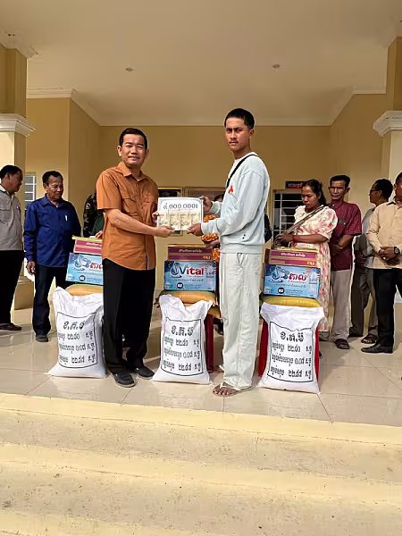 អ.ន.ក. ស្រុកព្រៃកប្បាស នាំយកអំណោយ និងថវិកាបេឡាមរណៈសង្គ្រោះគ្រួសារសពសមាជិក - Image 2