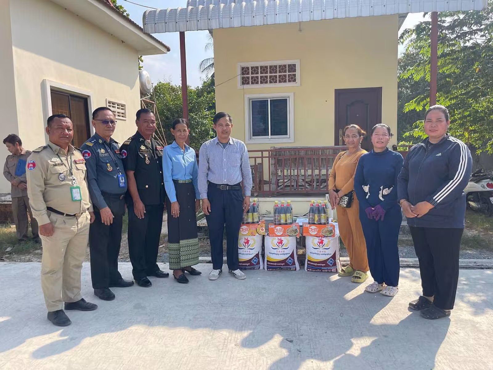 អ.ន.ក.ស្រុកបាទី នាំយកអំណោយ និងថវិកាបេឡាមរណៈសង្គ្រោះគ្រួសារសពសមាជិក