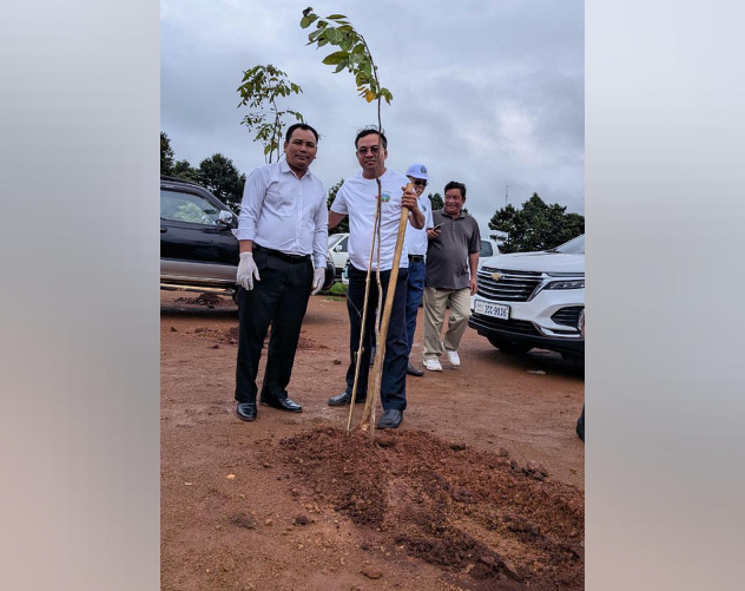 លោក កែវ សុភាព ប្រធានសាខាមូលនិធិជាតិជំនួយសង្គមខេត្តរតនគិរី ចូលរួមឧបត្ថម្ភថវិកាចំនួន ១៥ម៉ឺនរៀល ដើម្បីរៀបចំមហាសន្និបាតវិសាមញ្ញតំណាងសមាគមអតីតយុទ្ធជនកម្ពុជាទូទាំងប្រទេស