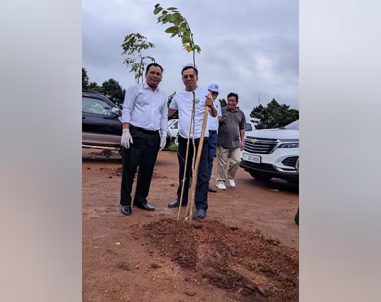 លោក កែវ សុភាព ប្រធានសាខាមូលនិធិជាតិជំនួយសង្គមខេត្តរតនគិរី ចូលរួមឧបត្ថម្ភថវិកាចំនួន ១៥ម៉ឺនរៀល ដើម្បីរៀបចំមហាសន្និបាតវិសាមញ្ញតំណាងសមាគមអតីតយុទ្ធជនកម្ពុជាទូទាំងប្រទេស