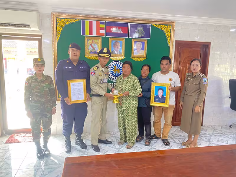 អ.ន.ក. ក្រុងបាត់ដំបង នាំយកបេឡាថវិកាមរណសង្គ្រោះជូនគ្រួសារសពអតីតយុទ្ធជន 