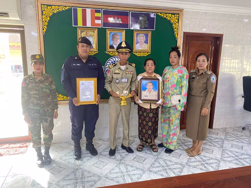 អ.ន.ក. ក្រុងបាត់ដំបង នាំយកបេឡាថវិកាមរណសង្គ្រោះជូនគ្រួសារសពអតីតយុទ្ធជន  - Image 2