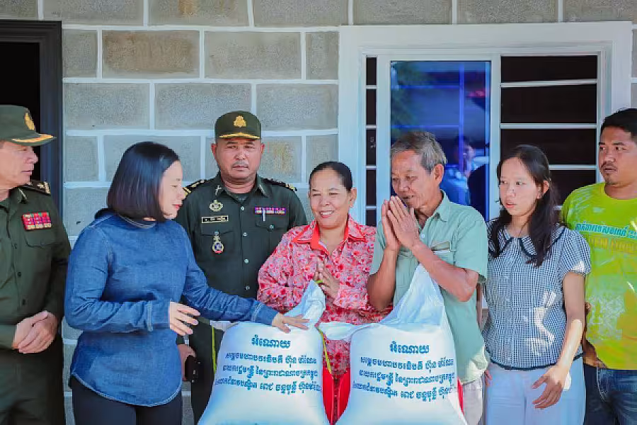 លោកជំទាវ សាយ ចាន់ណាក់ ចុះពិនិត្យដីសាងសង់ផ្ទះ និងប្រគល់ផ្ទះដល់សមាជិកនៅស្រុកស្ទឹងហាវ