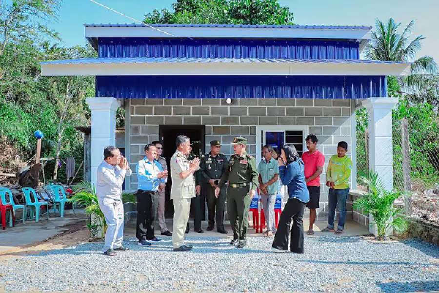 លោកជំទាវ សាយ ចាន់ណាក់ ចុះពិនិត្យដីសាងសង់ផ្ទះ និងប្រគល់ផ្ទះដល់សមាជិកនៅស្រុកស្ទឹងហាវ - Image 2