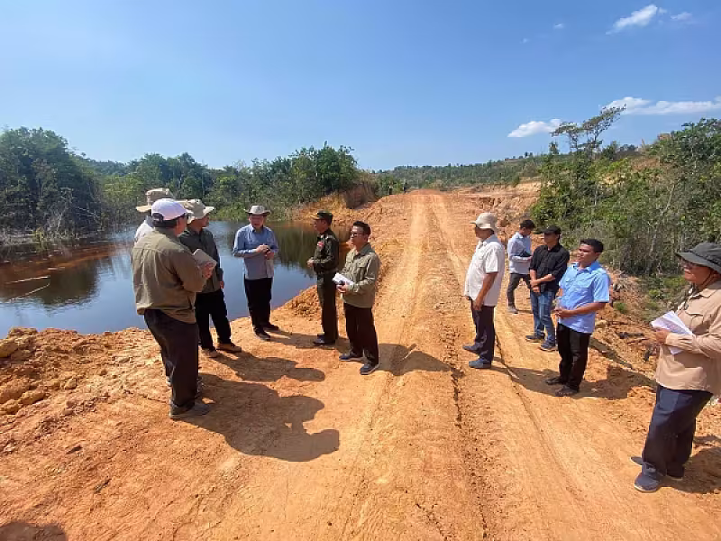 ឯកឧត្តម ឆាយ ឫទ្ធិសែន អញ្ជើញចុះពិនិត្យវឌ្ឍនភាពដីសម្បទានសង្គមកិច្ច ស្រុកស្ទឹងហាវ - Image 2