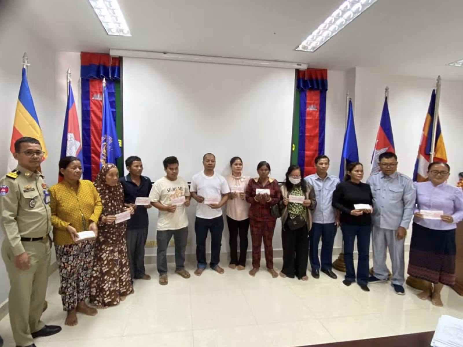 លោកវរសេនីយ៍ឯក បួន សេងសុពិសិដ្ឋ បានចូលរួមក្នុងពិធីប្រគល់ថវិកាធានារ៉ាប់រងសង្គម ថវិកាបូជាសព និងថវិកាមួយលើកដំបូង ប្រគល់ជូនគ្រួសារសព ១១នាក់