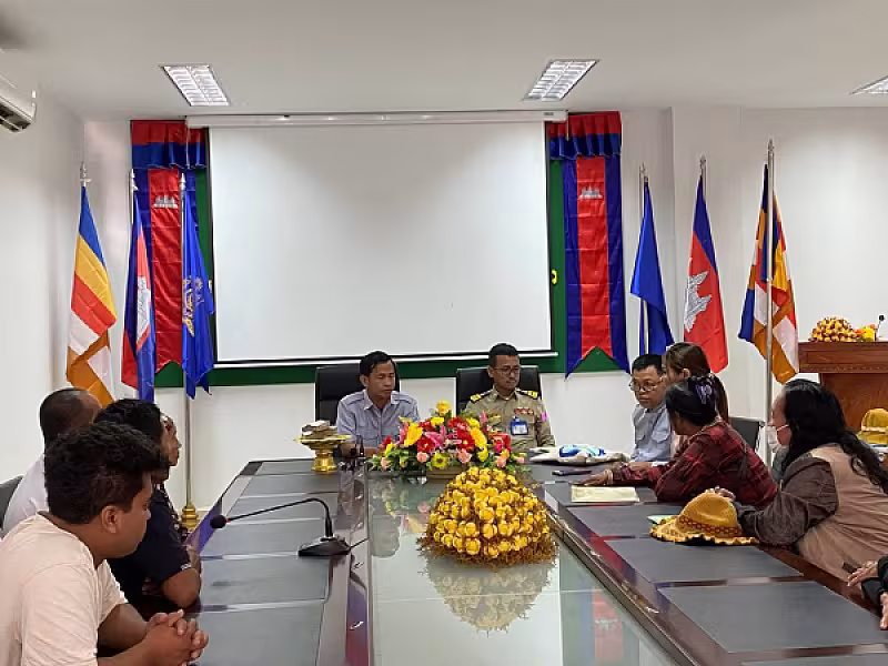 លោកវរសេនីយ៍ឯក បួន សេងសុពិសិដ្ឋ បានចូលរួមក្នុងពិធីប្រគល់ថវិកាធានារ៉ាប់រងសង្គម ថវិកាបូជាសព និងថវិកាមួយលើកដំបូង ប្រគល់ជូនគ្រួសារសព ១១នាក់ - Image 2