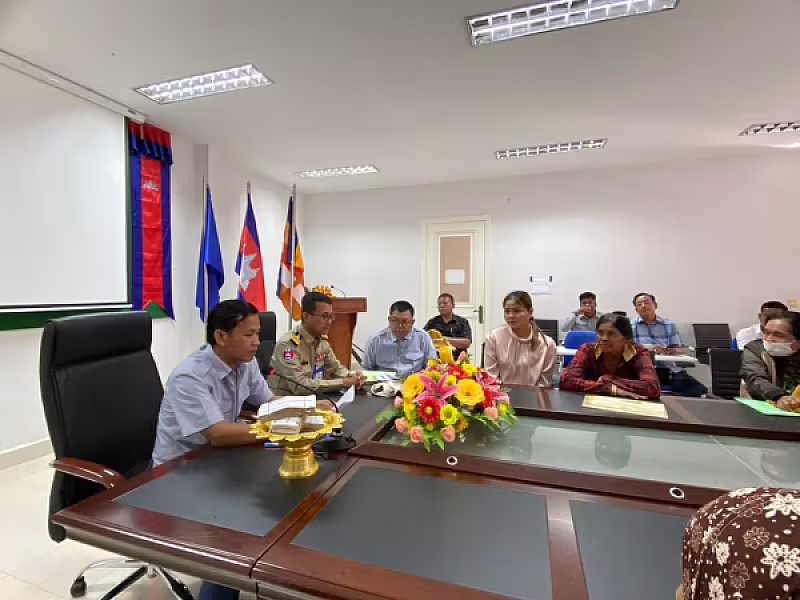 លោកវរសេនីយ៍ឯក បួន សេងសុពិសិដ្ឋ បានចូលរួមក្នុងពិធីប្រគល់ថវិកាធានារ៉ាប់រងសង្គម ថវិកាបូជាសព និងថវិកាមួយលើកដំបូង ប្រគល់ជូនគ្រួសារសព ១១នាក់ - Image 3