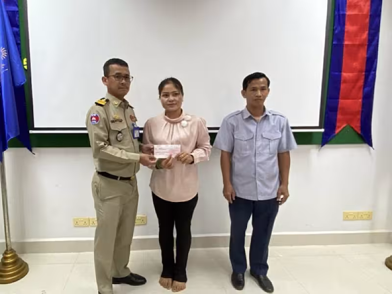 លោកវរសេនីយ៍ឯក បួន សេងសុពិសិដ្ឋ បានចូលរួមក្នុងពិធីប្រគល់ថវិកាធានារ៉ាប់រងសង្គម ថវិកាបូជាសព និងថវិកាមួយលើកដំបូង ប្រគល់ជូនគ្រួសារសព ១១នាក់ - Image 4