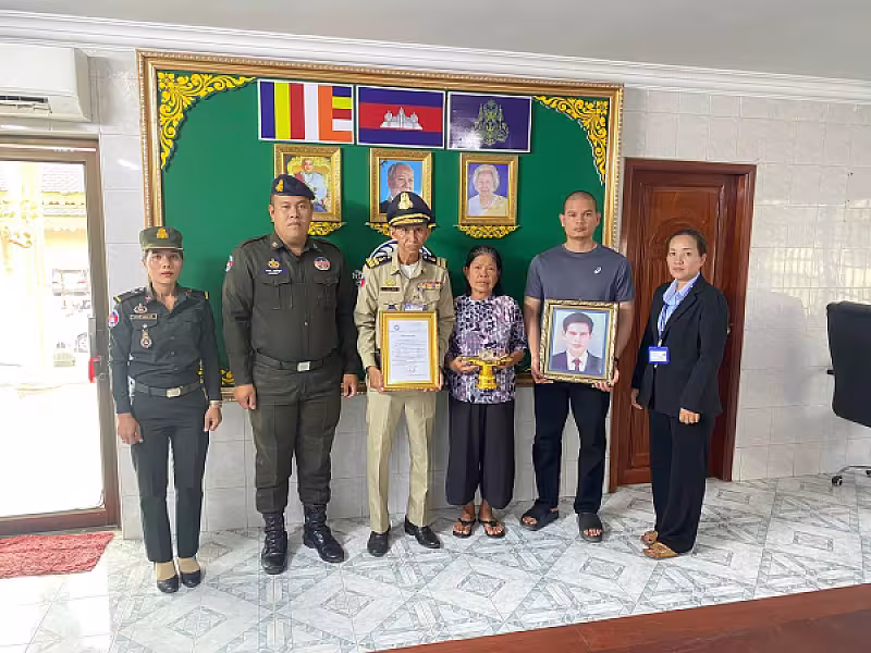 អ.ន.ក. ខេត្តបាត់ដំបង នាំយកថវិកាបេឡាមរណសង្គ្រោះប្រគល់ជូនគ្រួសារសពជាសមាជិក  - Image 2