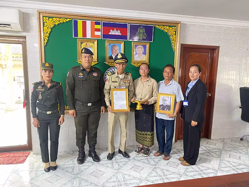 អ.ន.ក. ខេត្តបាត់ដំបង នាំយកថវិកាបេឡាមរណសង្គ្រោះប្រគល់ជូនគ្រួសារសពជាសមាជិក  - Image 3