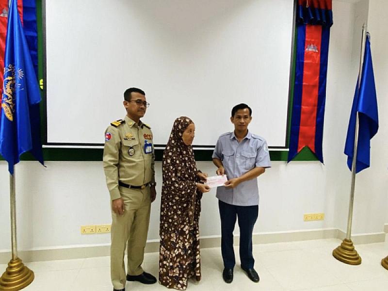 លោកវរសេនីយ៍ឯក បួន សេងសុពិសិដ្ឋ បានចូលរួមក្នុងពិធីប្រគល់ថវិកាធានារ៉ាប់រងសង្គម ថវិកាបូជាសព និងថវិកាមួយលើកដំបូង ប្រគល់ជូនគ្រួសារសព ១១នាក់ - Image 5