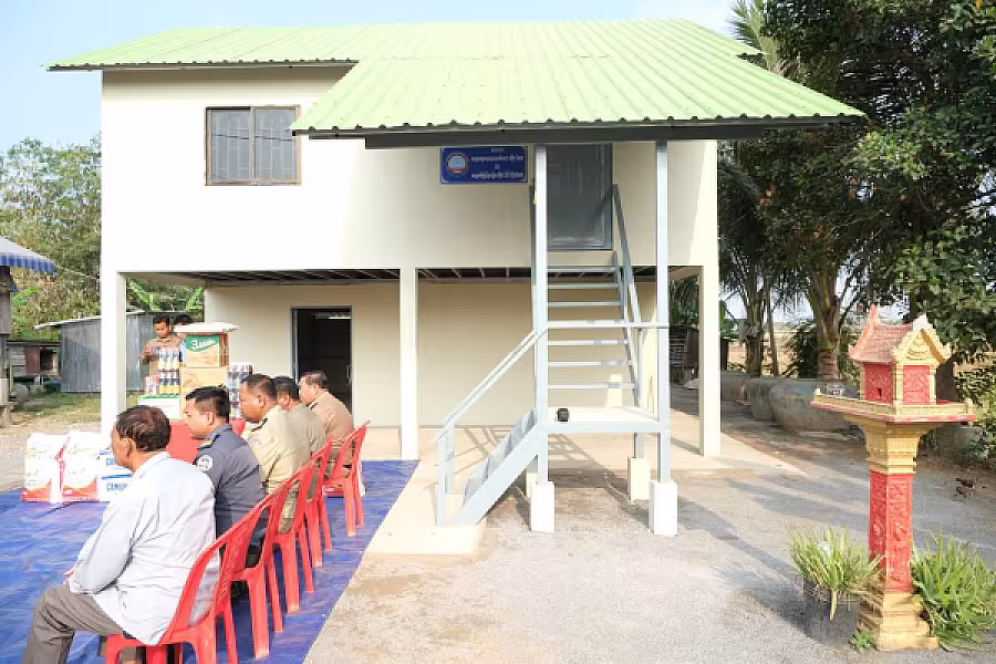 ឯកឧត្តម អ៊ុក ឃ្នួច អញ្ជើញប្រគល់ផ្ទះជូនយោធិន នៅខេត្តបាត់ដំបង - Image 2