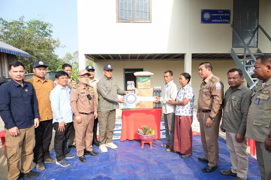 ឯកឧត្តម អ៊ុក ឃ្នួច អញ្ជើញប្រគល់ផ្ទះជូនយោធិន នៅខេត្តបាត់ដំបង - Image 4