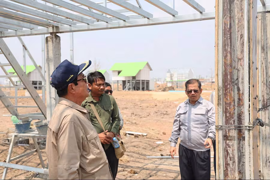 ឯកឧត្តម ទេសរដ្ឋមន្រ្តី គន់ គីម អញ្ជើញពិនិត្យការសាងសង់ផ្ទះជូនអតីតយុទ្ធជន ក្នុងខេត្តឧត្តរមានជ័យ - Image 4