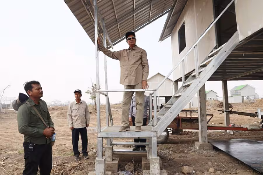 ឯកឧត្តម ទេសរដ្ឋមន្រ្តី គន់ គីម អញ្ជើញពិនិត្យការសាងសង់ផ្ទះជូនអតីតយុទ្ធជន ក្នុងខេត្តឧត្តរមានជ័យ - Image 6