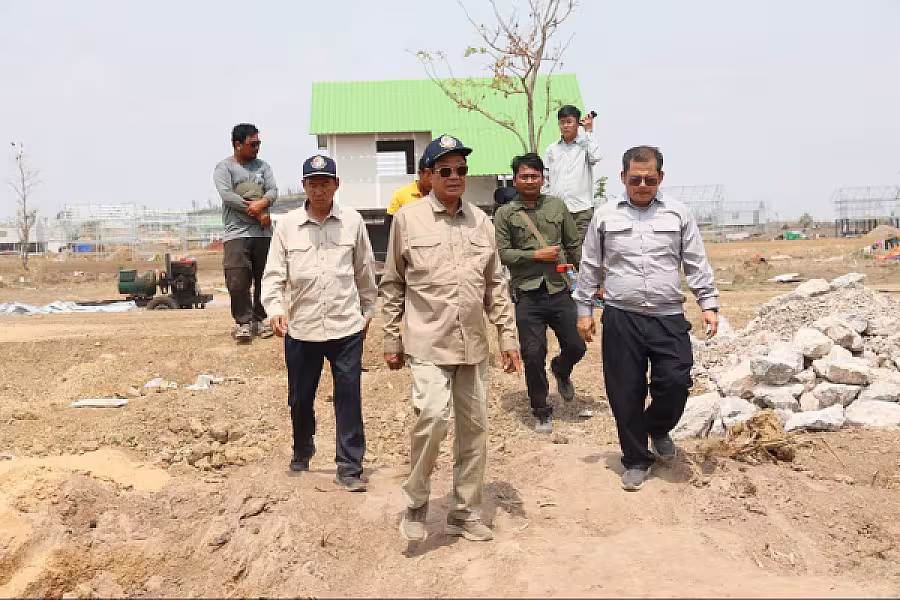 ឯកឧត្តម ទេសរដ្ឋមន្រ្តី គន់ គីម អញ្ជើញពិនិត្យការសាងសង់ផ្ទះជូនអតីតយុទ្ធជន ក្នុងខេត្តឧត្តរមានជ័យ - Image 8