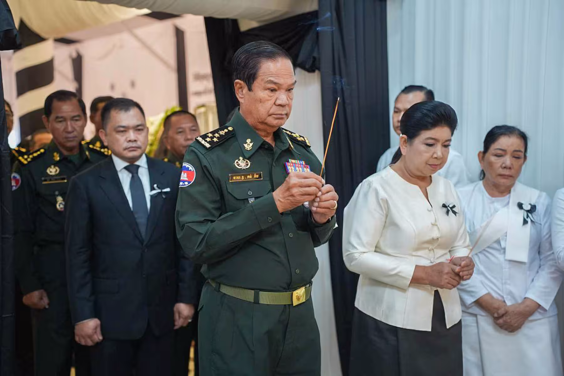 ឯកឧត្តម នាយឧត្តមសេនីយ៍ គន់ គីម អញ្ជើញគោរពវិញ្ញាណក្ខន្ធ ឯកឧត្តម សំ សារិត ទីប្រឹក្សារាជរដ្ឋាភិបាល 