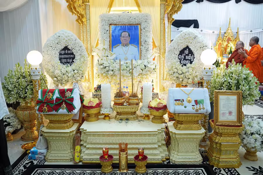 ឯកឧត្តម នាយឧត្តមសេនីយ៍ គន់ គីម អញ្ជើញគោរពវិញ្ញាណក្ខន្ធ ឯកឧត្តម សំ សារិត ទីប្រឹក្សារាជរដ្ឋាភិបាល  - Image 6