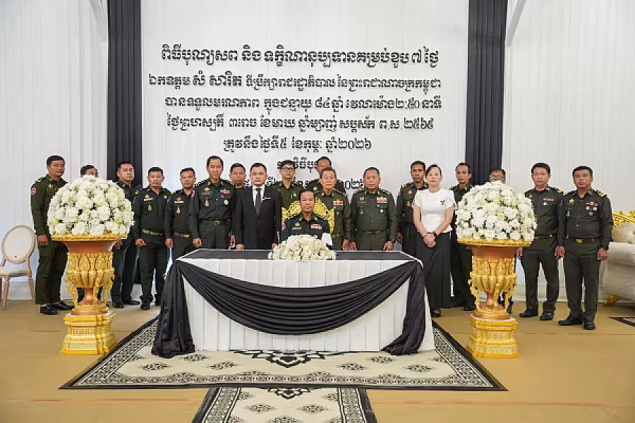 ឯកឧត្តម នាយឧត្តមសេនីយ៍ គន់ គីម អញ្ជើញគោរពវិញ្ញាណក្ខន្ធ ឯកឧត្តម សំ សារិត ទីប្រឹក្សារាជរដ្ឋាភិបាល  - Image 9