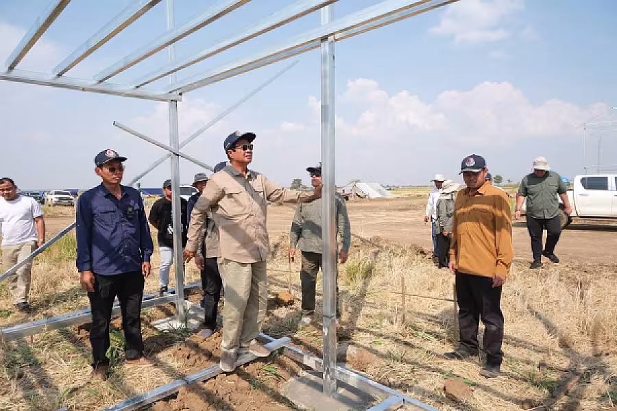 ឯកឧត្តម ទេសរដ្ឋមន្រ្តី គន់ គីម អញ្ជើញពិនិត្យការសាងសង់ផ្ទះជូនអតីតយុទ្ធជន ក្នុងខេត្តបន្ទាយមានជ័យ - Image 2