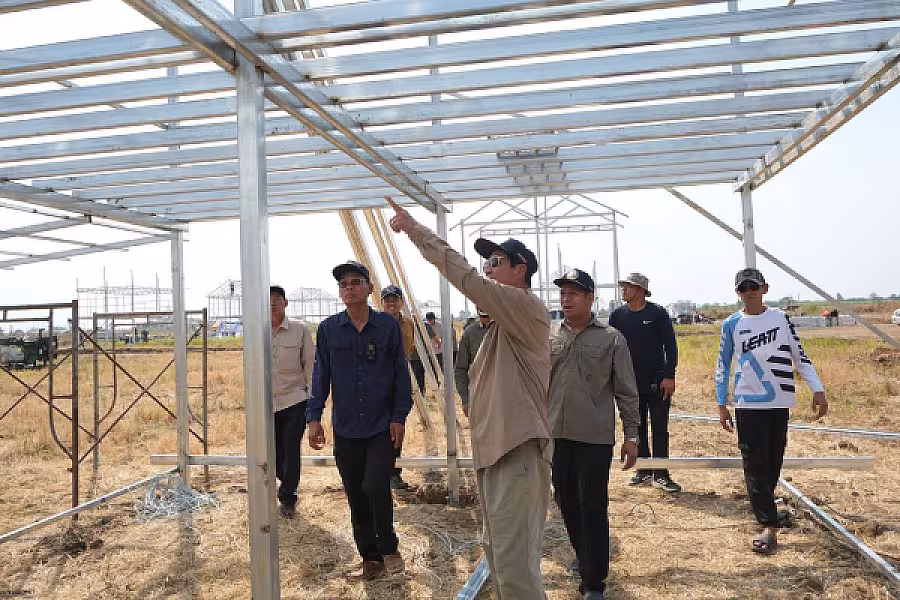 ឯកឧត្តម ទេសរដ្ឋមន្រ្តី គន់ គីម អញ្ជើញពិនិត្យការសាងសង់ផ្ទះជូនអតីតយុទ្ធជន ក្នុងខេត្តបន្ទាយមានជ័យ - Image 3