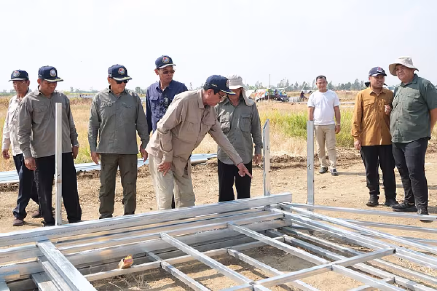 ឯកឧត្តម ទេសរដ្ឋមន្រ្តី គន់ គីម អញ្ជើញពិនិត្យការសាងសង់ផ្ទះជូនអតីតយុទ្ធជន ក្នុងខេត្តបន្ទាយមានជ័យ - Image 4