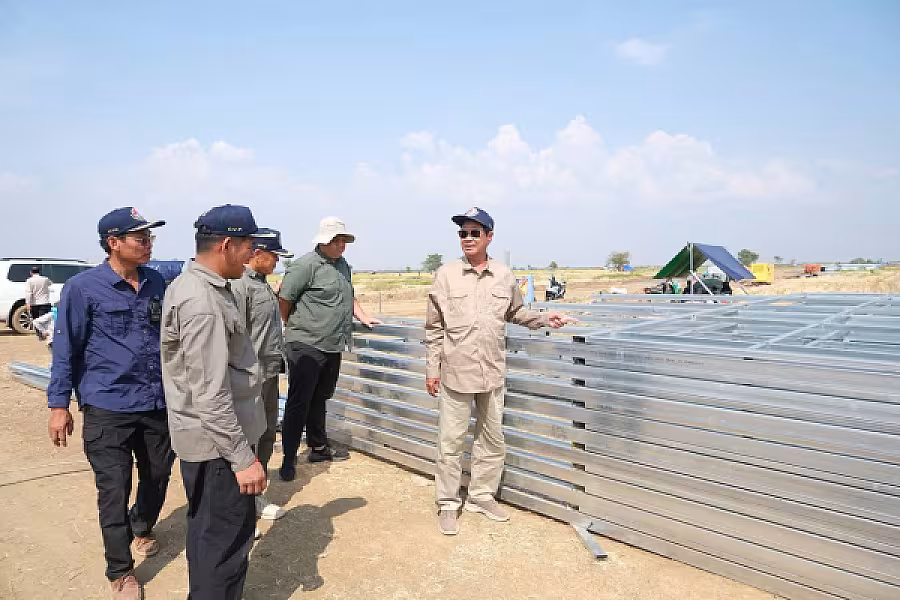 ឯកឧត្តម ទេសរដ្ឋមន្រ្តី គន់ គីម អញ្ជើញពិនិត្យការសាងសង់ផ្ទះជូនអតីតយុទ្ធជន ក្នុងខេត្តបន្ទាយមានជ័យ - Image 5