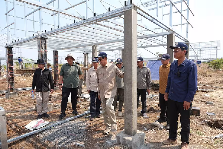 ឯកឧត្តម ទេសរដ្ឋមន្រ្តី គន់ គីម អញ្ជើញពិនិត្យការសាងសង់ផ្ទះជូនអតីតយុទ្ធជន ក្នុងខេត្តបន្ទាយមានជ័យ - Image 8