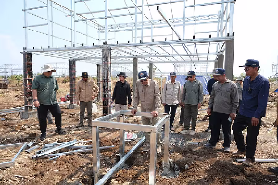 ឯកឧត្តម ទេសរដ្ឋមន្រ្តី គន់ គីម អញ្ជើញពិនិត្យការសាងសង់ផ្ទះជូនអតីតយុទ្ធជន ក្នុងខេត្តបន្ទាយមានជ័យ - Image 9