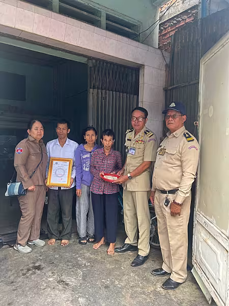 អ.ន.ក. រាជធានីភ្នំពេញ នាំយកថវិកាបេឡាមរណសង្គ្រោះជូនគ្រួសារសពសមាជិក ៧គ្រួសារ - Image 6