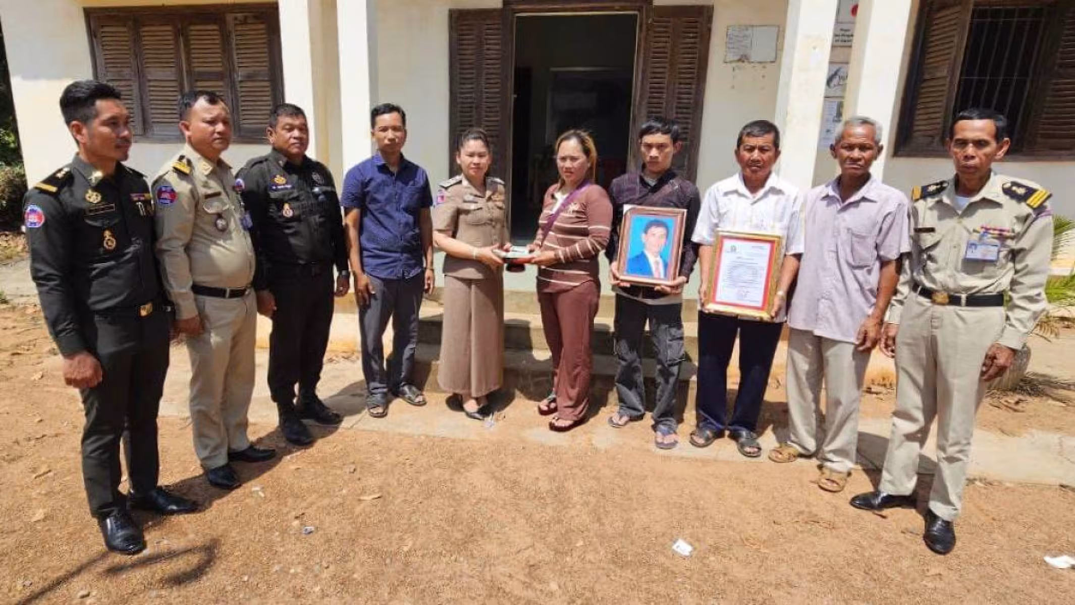 អ.ន.ក. ស្រុកមោងឫស្សី យកថវិកាមរណសង្គ្រោះជូនគ្រួសារសពសមាជិក 