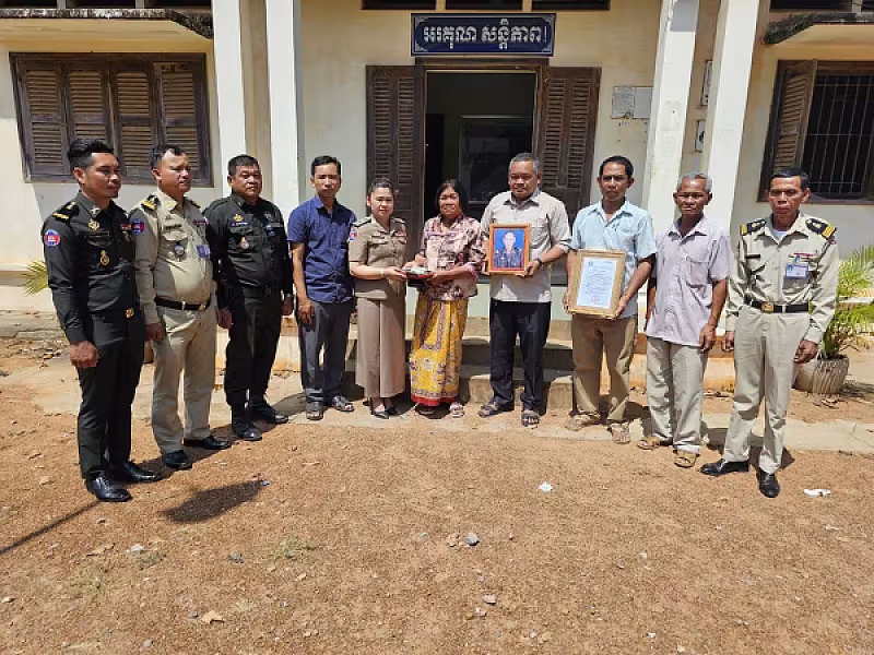 អ.ន.ក. ស្រុកមោងឫស្សី យកថវិកាមរណសង្គ្រោះជូនគ្រួសារសពសមាជិក  - Image 2